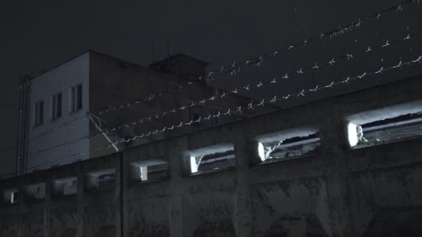 Obvodový bezpečnostní oplocení, ostnatý drátěný plot na zasněžené zimní noci — Stock video