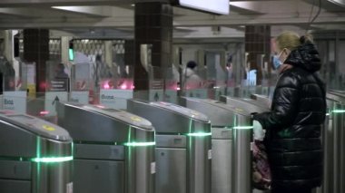 RUSSIA, MOSCOW, 27 Şubat 2021: İnsan alt turnikeyi geçmek için elektronik kart kullanır