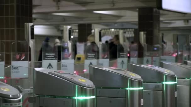 RUSSIA, MOSCOW, 27 FEB 2021: a nők elektronikus kártyát használnak, hogy átmenjenek a submay turnstile — Stock videók