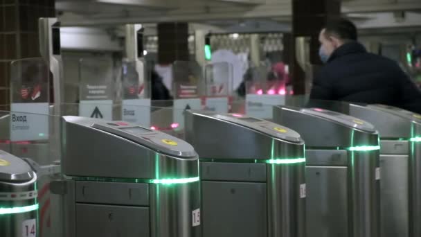 RUSIA, MOSCÚ, 27 FEB 2021: las personas utilizan la tarjeta electrónica para pasar el torniquete submarino — Vídeo de stock