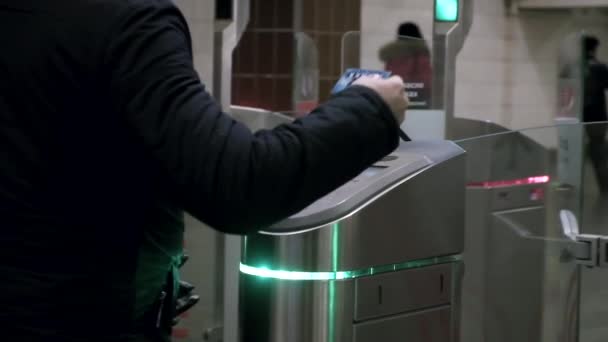 İnsanlar yeşil ışıktan sonra alt turnikeden geçmek için elektronik dokunmatik kart kullanıyorlar — Stok video
