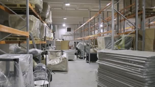 Tumpukan rincian, item dirakit di koridor penyimpanan produksi furnitur — Stok Video
