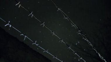 Çevre güvenliği eskrim sistemi, karlı kış gecelerinde dikenli teller.