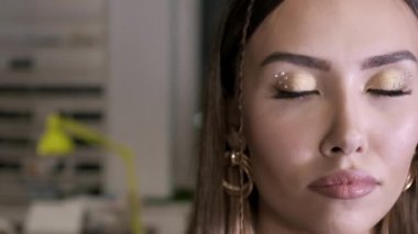 Genç esmer Asyalı güzel kadın mükemmel cilt ve makyajlı, açık gözlü.