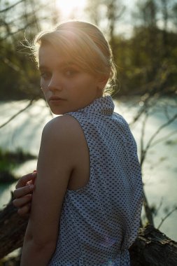 Bahar güneşli bir günde bataklıkta kısa saçlı beyaz bir kadın.