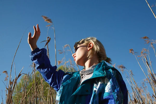 Joven atractivo caucásico hembra con pelo corto en chaqueta azul en día soleado — Foto de Stock