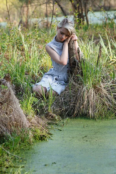 Joven atractivo caucásico hembra con pelo corto en pantano en primavera día soleado — Foto de Stock