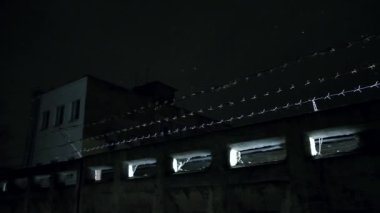 Çevre güvenliği eskrim sistemi, karlı kış gecelerinde dikenli teller.