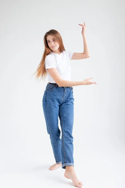 Mager kaukasier söt kvinna dans på vit studio bakgrund med bara fötter — Stockfoto