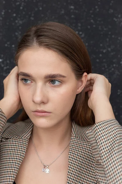 Joven atractiva mujer caucásica con el pelo largo, ojos azules en traje chaqueta — Foto de Stock