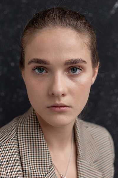 молодая привлекательная белая женщина с длинными волосами, голубые глаза в пиджаке