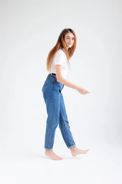 Mager Kaukasisch vrij vrouw dansen op wit studio achtergrond met blote voeten — Stockfoto