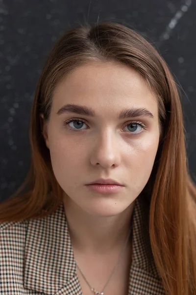 Muda menarik perempuan Kaukasia dengan rambut panjang, mata biru berjas — Stok Foto