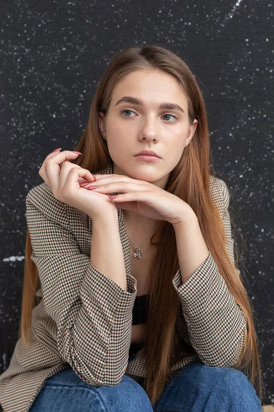 Joven atractiva mujer caucásica con pelo largo y ojos azules en traje chaqueta — Foto de Stock