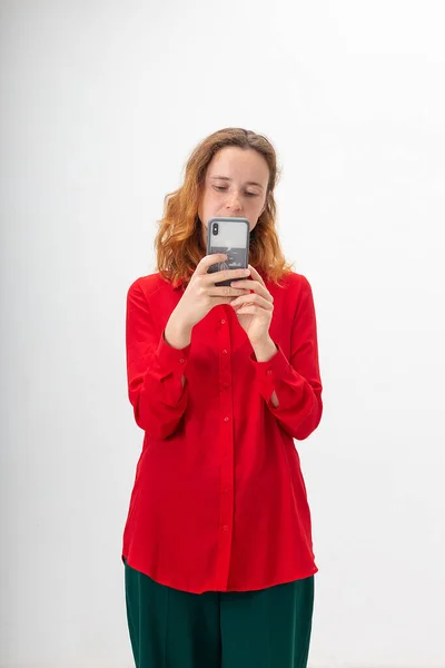 Jonge geconcentreerde blanke roodharige vrouw met behulp van mobiele telefoon, het nemen van foto 's — Stockfoto