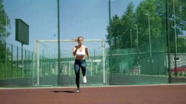 Beyaz tenli, sportif, sarışın, iri göğüslü, koşan güzel bir kadın beneği.