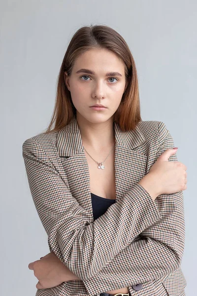 Young attractive caucasian woman with long brown hair in suit jacket at studio — Stock Photo, Image