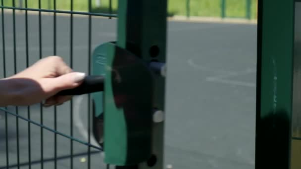 RÚSSIA, VLADIMIR, 04 JUN 2021: menina esportiva abre porta para o playground de basquete — Vídeo de Stock