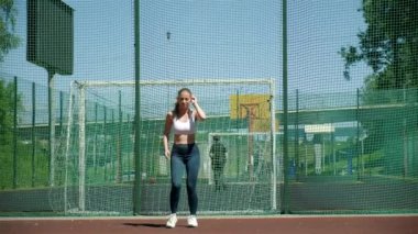 Beyaz tenli, sportif, sarışın, iri göğüslü, koşan güzel bir kadın beneği.