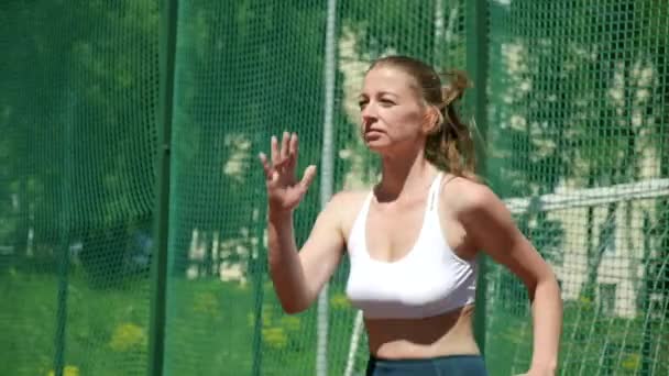 Kaukázusi sportos szőke busty csinos női spot futás, sprinting a helyén — Stock videók