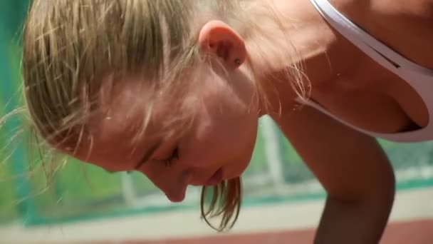 Sporty fit kaukasia perempuan berdiri di lutut dalam posisi papan, mengangkat kepala — Stok Video