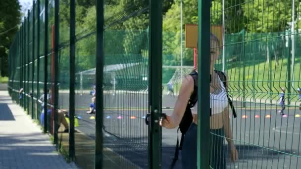 Jovem ajuste atlético loira bonita menina em sportswear abre porta em campo de esportes — Vídeo de Stock