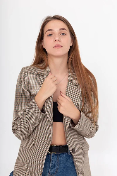 Ung attraktiv kaukasiska kvinna med långt brunt hår i kostym jacka på studio — Stockfoto