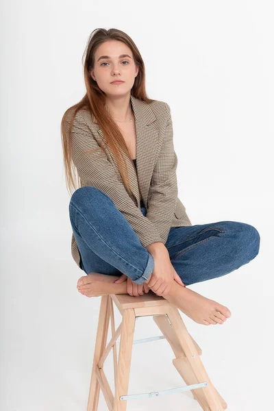 Νεαρή ελκυστική καυκάσια γυναίκα με μακριά καστανά μαλλιά σε σακάκι κοστούμι στο στούντιο — Φωτογραφία Αρχείου
