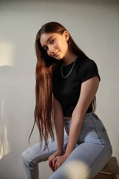 Retrato Jovem Caucasiana Senhora Com Cabelos Longos Top Preto Jeans — Fotografia de Stock