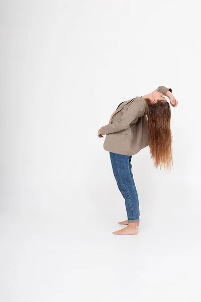 Jeune femme caucasienne avec de longs cheveux bruns en costume veste sur fond blanc — Photo