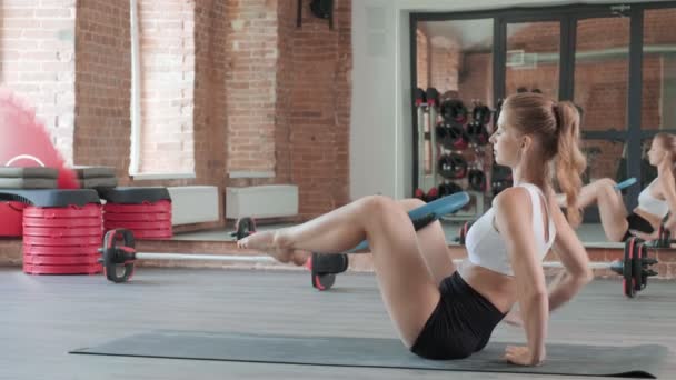 Fit atletyczna kobieta robi trening fitness z pilates ring między kolanami na siłowni — Wideo stockowe