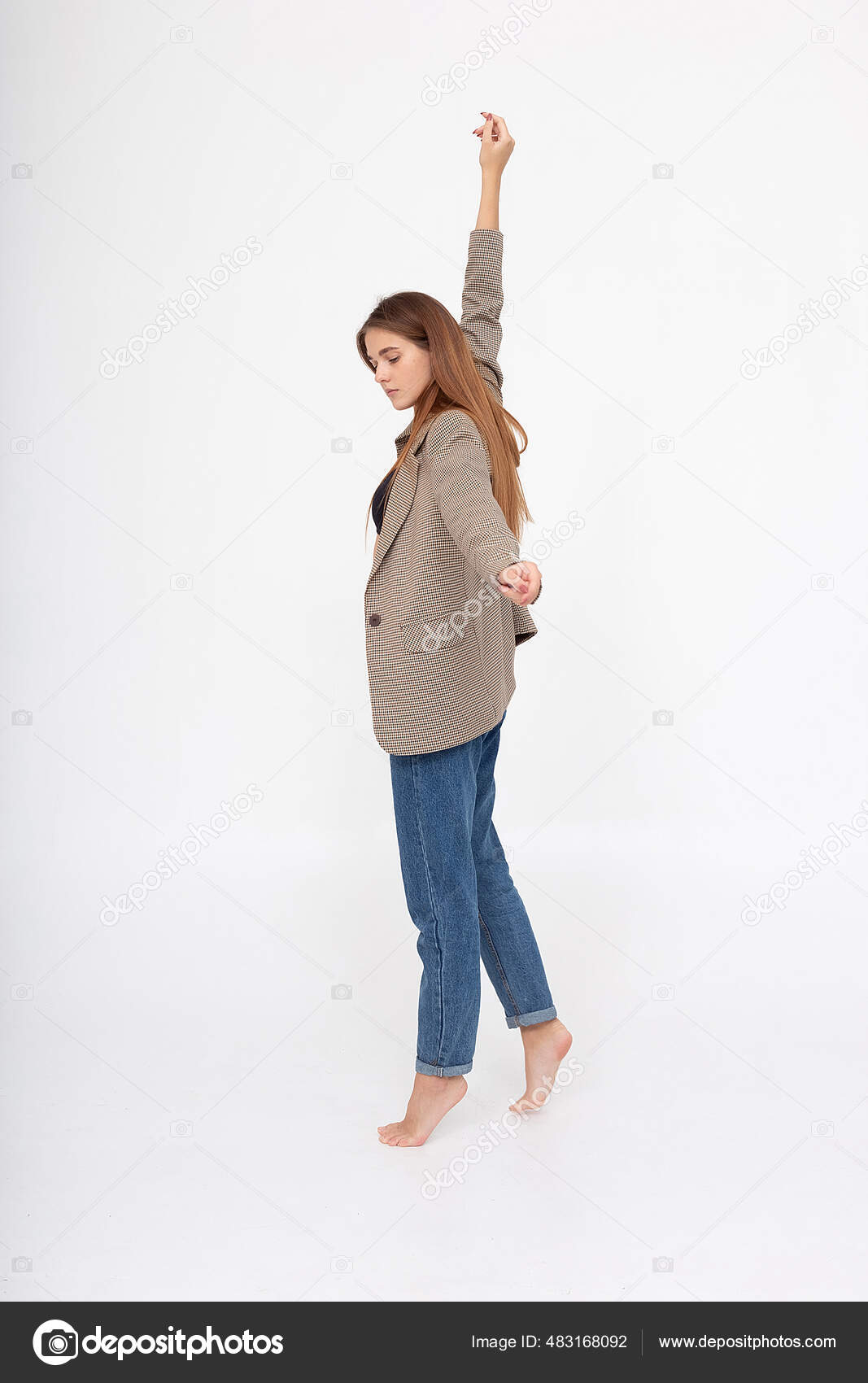 fotki.yandex.ru жена Молодая белая женщина с длинными каштановыми волосами в пиджаке на белом фоне — Стоковое фото © artem-zacepilin@yandex.ru #483168092