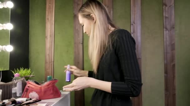 Tempat kerja dari wanita muda Kaukasia yang menarik - membuat artis di salon kecantikan — Stok Video