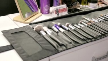 RUSSIA, VLADIMIR, 26 HAZİRAN 2021: Vizeci işyeri, makyaj için hazırlanmış araçlar