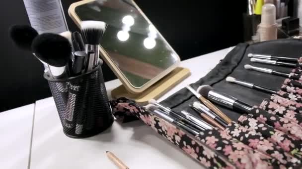 Lugar de trabajo de maquillaje artista. cepillos, accesorios visagiste en el salón de belleza — Vídeos de Stock