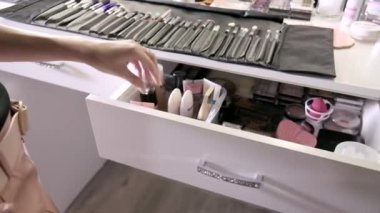 RUSSIA, VLADIMIR, 26 HAZİRAN 2021: Çekmeceden şişe alan kız ellerine üst görünüm