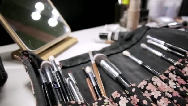 РОССИЯ, ВЛАДИМИР, 24 НОВ 2020: визажистское рабочее место, подготовленные инструменты для макияжа — стоковое видео