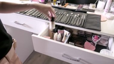 RUSSIA, VLADIMIR, 26 HAZİRAN 2021: Çekmeceden şişe alan kız ellerine üst görünüm