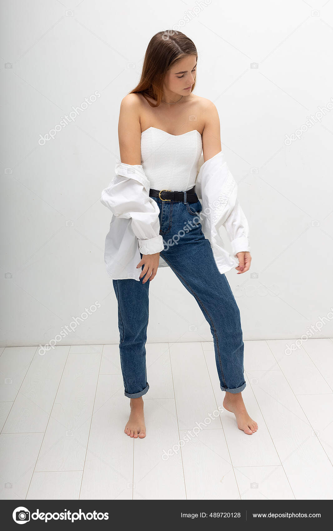 fotki.yandex.ru жена Молодая привлекательная белая женщина с длинными каштановыми волосами в  рубашке, синих джинсах — Стоковое фото © artem-zacepilin@yandex.ru  #489720128