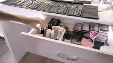 RUSSIA, VLADIMIR, 26 HAZİRAN 2021: Çekmeceden şişe alan kız ellerine üst görünüm