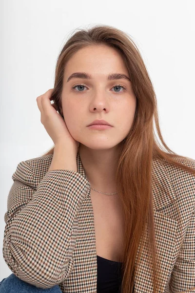 Νεαρή ελκυστική καυκάσια γυναίκα με μακριά καστανά μαλλιά σε σακάκι κοστούμι στο στούντιο — Φωτογραφία Αρχείου