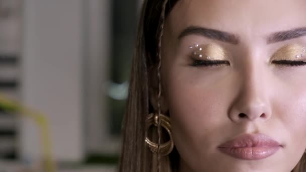 Joven morena asiática bonita mujer con perfecta piel y maquillaje, abrir los ojos — Vídeos de Stock