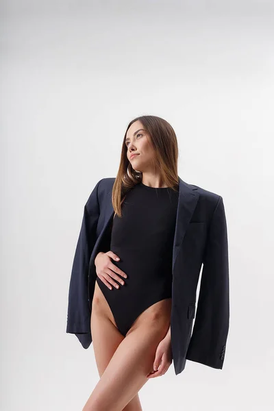 Joven atractivo asiático mujer en negro bodysuit y azul traje aislado en blanco —  Fotos de Stock
