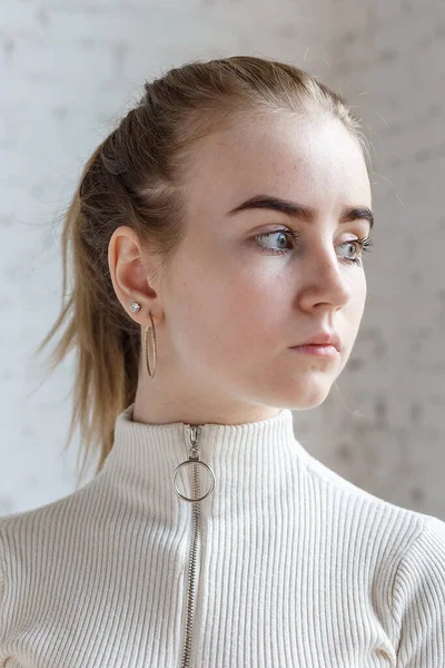 Zbliżenie portret przemyślany nastolatek model z niebieskimi oczami noszenie biały sweter — Zdjęcie stockowe