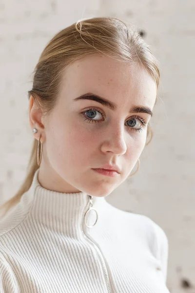 Primer plano retrato de modelo adolescente reflexivo con ojos azules usando suéter blanco — Foto de Stock