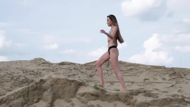 Seksowna uwodzicielka w bieliźnie biegająca po piaszczystej plaży, relaksująca, opalająca się — Wideo stockowe