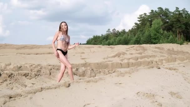 Azjatyckie uwodzicielska kobieta w strój kąpielowy spacery na piaszczystej plaży, relaks, opalanie — Wideo stockowe