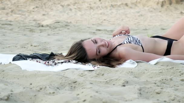 Sexy uwodzicielski młody Azji kobieta w strój kąpielowy opalanie, chilling na piaszczystej plaży — Wideo stockowe