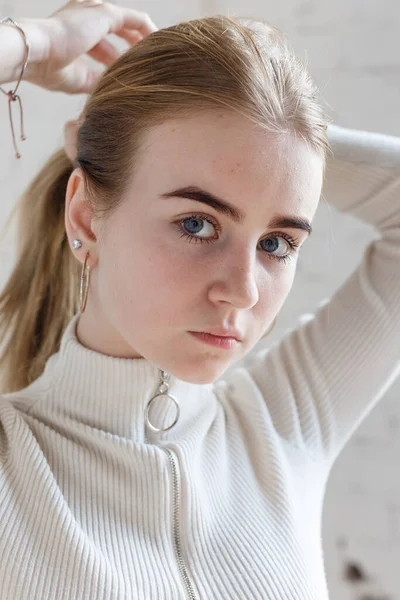 Detailní portrét přemýšlivého teen modelu s modrýma očima v bílém svetru — Stock fotografie
