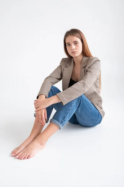 Joven atractiva mujer caucásica con pelo largo marrón en chaqueta de traje en el estudio — Foto de Stock